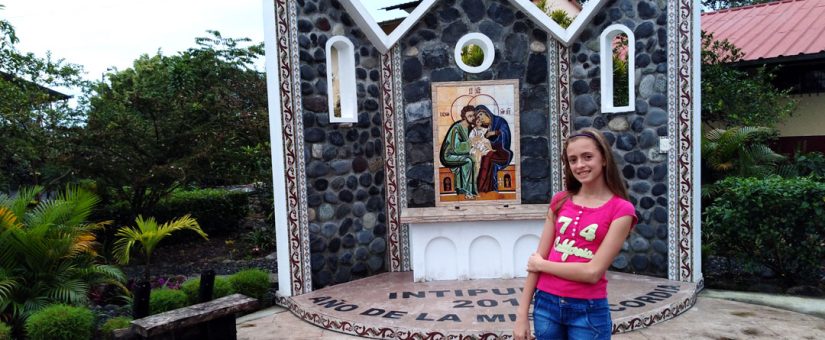Martina Holgado, una niña de 12 años, es misionera en Ecuador