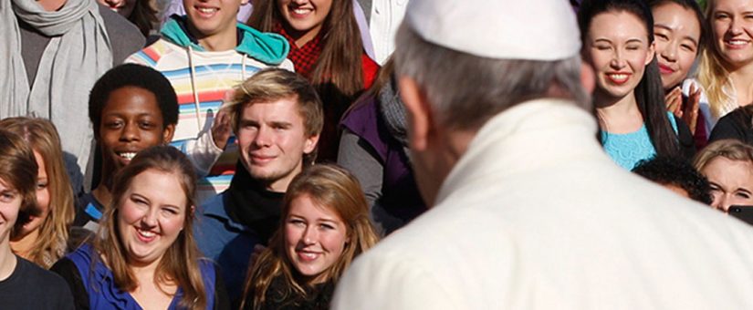 La “revolución del servicio” una propuesta del Papa Francisco a los jóvenes creyentes y no creyentes